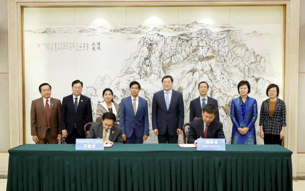 710公海寰宇环境向老挝万象捐赠7台环卫装备，助力“一带一路”建设